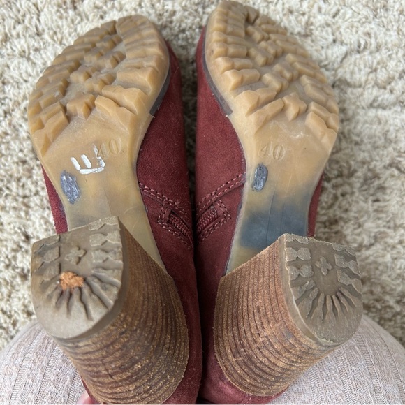 Lola Cruz Burgendy Chunky Heel Suede Ankle Bootie size 40/9.5 - Picture 6 of 8